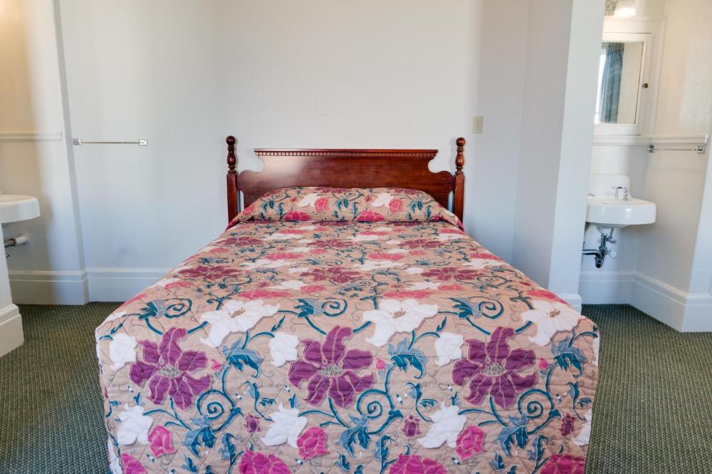 Double Room with Two Double Beds and Shared Bathroom interior